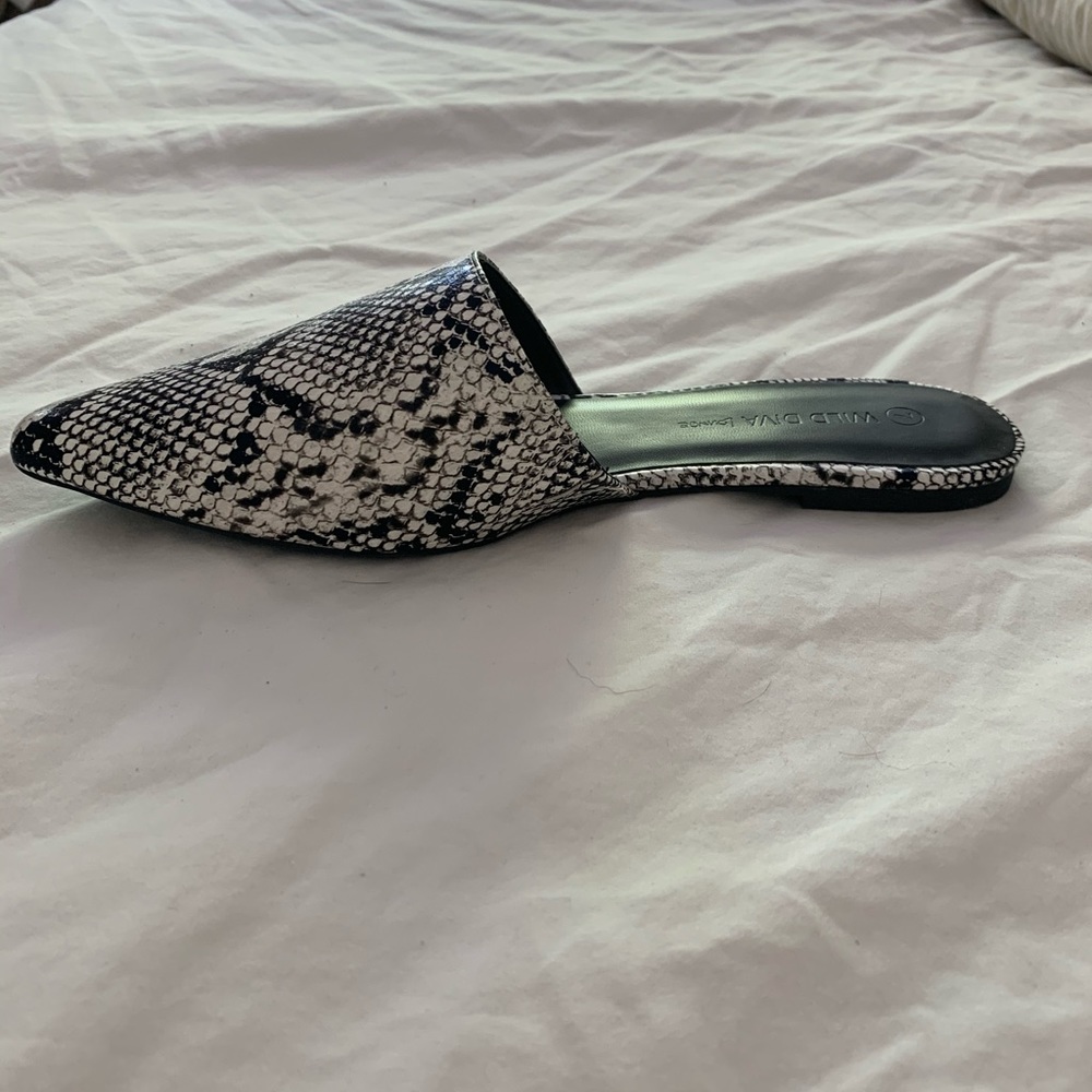 Tobi “Cecilia Snake Pointed Toe Flats” NEVER WORN